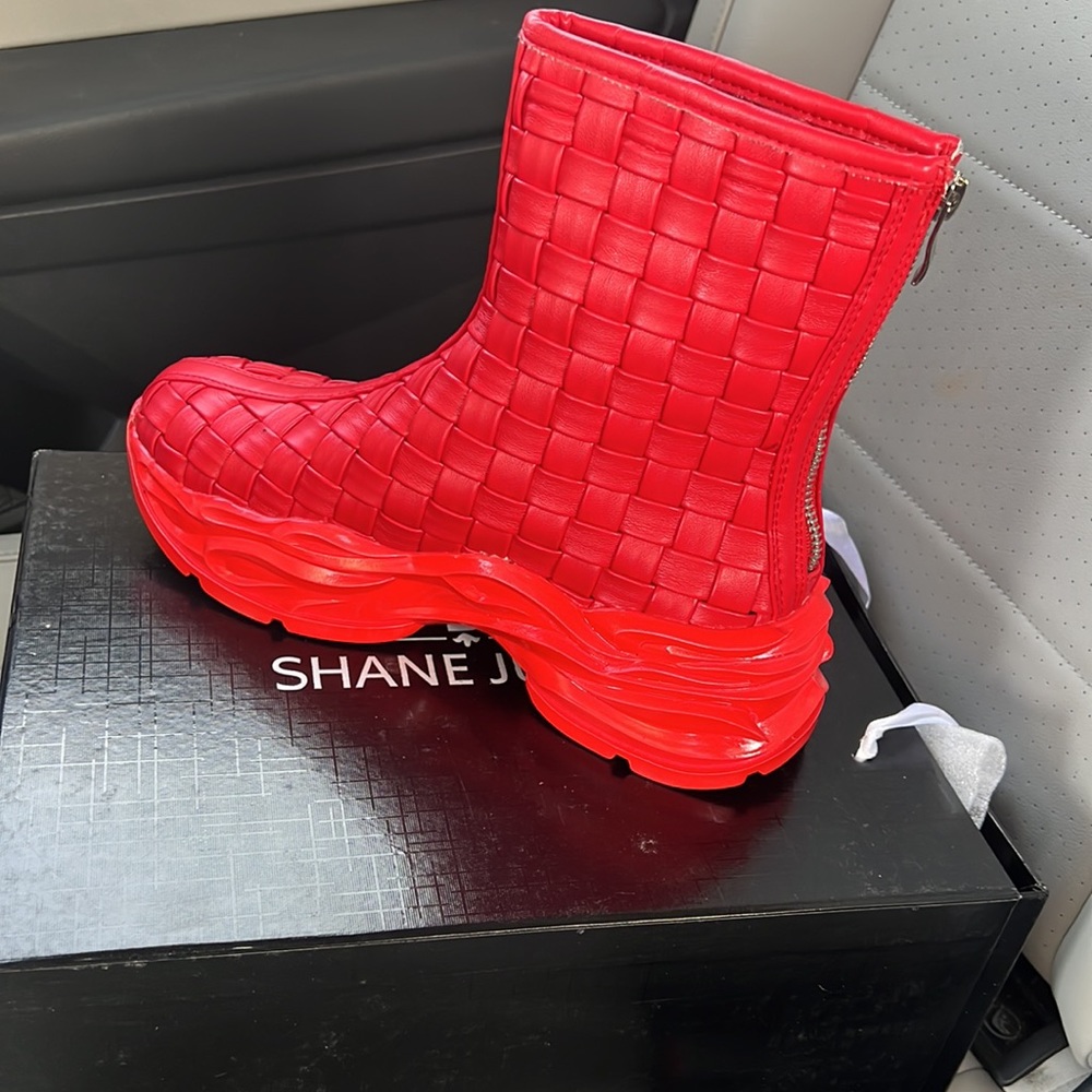 “Shane” red runway trainers
